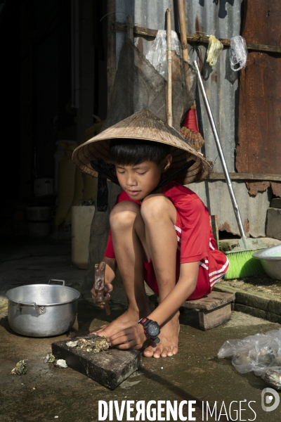 Vietnam - hue - pham enfant pêcheur
