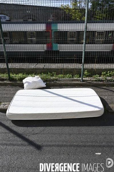 Punaises de lit, les literies sont jetées dans la rue.