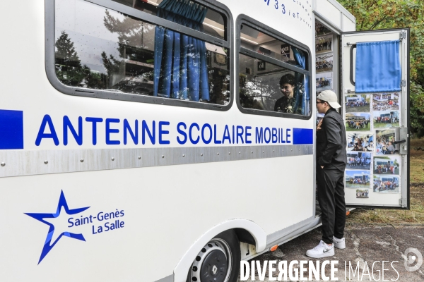 Camion école pour les enfants des familles des gens du voyage en Gironde