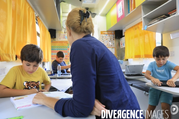 Camion école pour les enfants des familles des gens du voyage en Gironde