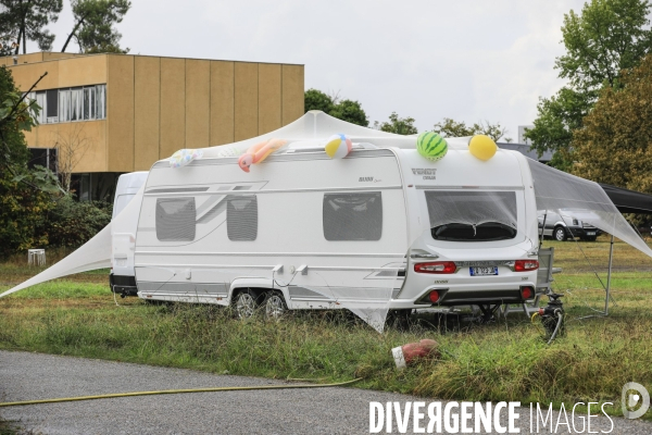 Caravanes avec des filets et des ballons gonflables pour se prémunir de la grêle
