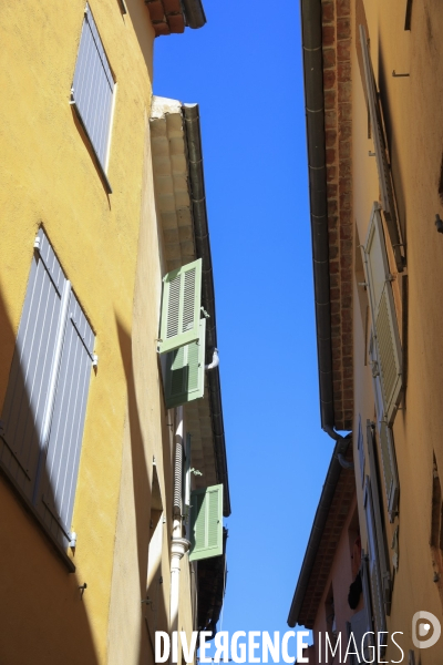 Ruelles étroites dans la ville de Grasse.
