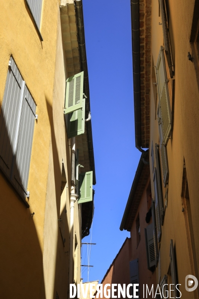 Ruelles étroites dans la ville de Grasse.