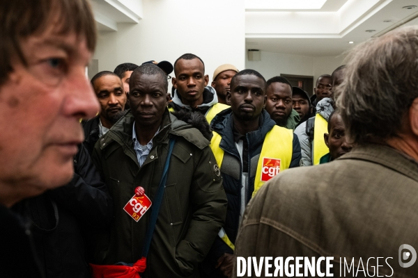 Grève de travailleurs sans papiers dans une agence d interim à Saint-Denis