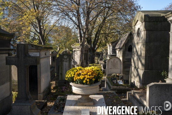 La Toussaint au cimetière du Père Lachaise. Fête des morts et fleurs de la Toussaint. All Saints  Day at the Père Lachaise cemetery.