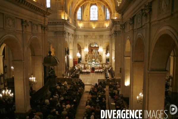 Messe célébrée selon le rite de Saint Pie V dans l église Saint Nicolas du Chardonnet, fief des catholiques traditionalistes
