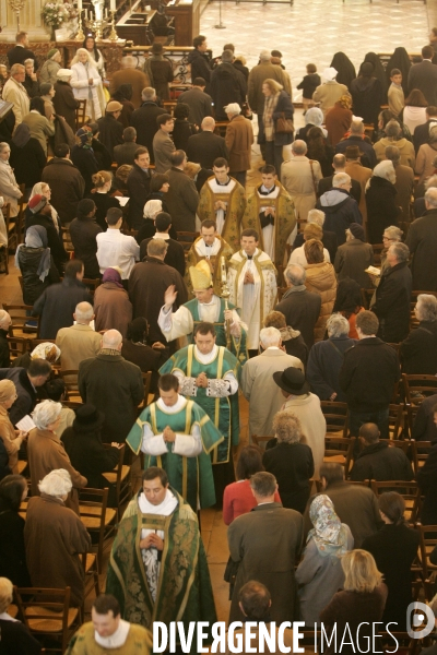 Messe célébrée selon le rite de Saint Pie V dans l église Saint Nicolas du Chardonnet, fief des catholiques traditionalistes