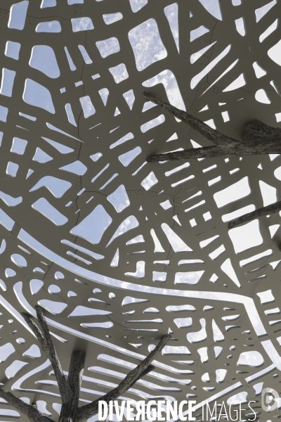 L’ombrière métallique « La carte, A l’ombre de la ville » imaginée par Leandro Erlich sur la place Marie-de-Gournay du nouveau quartier Belvédère à Bordeauxa