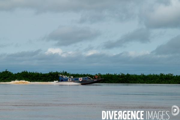 Gabon. Navigation sur le fleuve Ogooué.