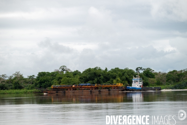 Gabon. Navigation sur le fleuve Ogooué.