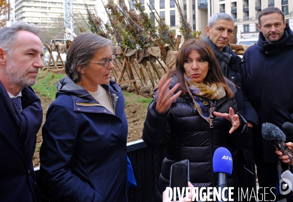 Anne Hidalgo assiste à la plantation de la foret urbaine, place de Catalogne