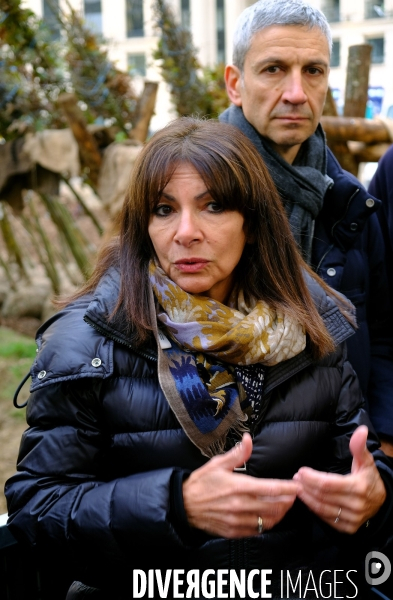 Anne Hidalgo assiste à la plantation de la foret urbaine, place de Catalogne