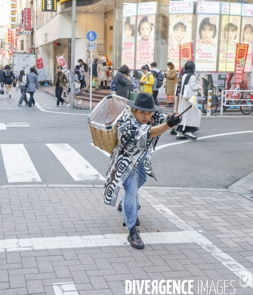 Le samurai gomihiroi nettoie les rues de shibuya a tokyo de ses dechetss