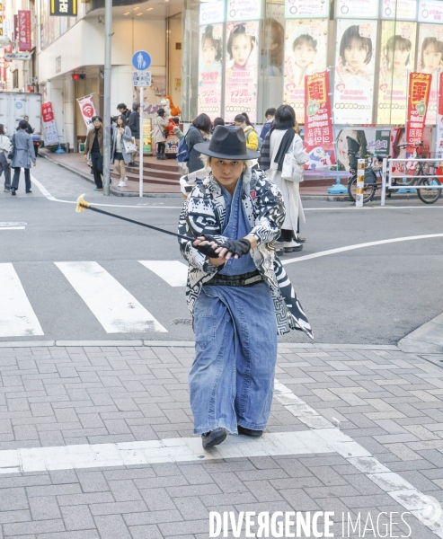 Le samurai gomihiroi nettoie les rues de shibuya a tokyo de ses dechetss