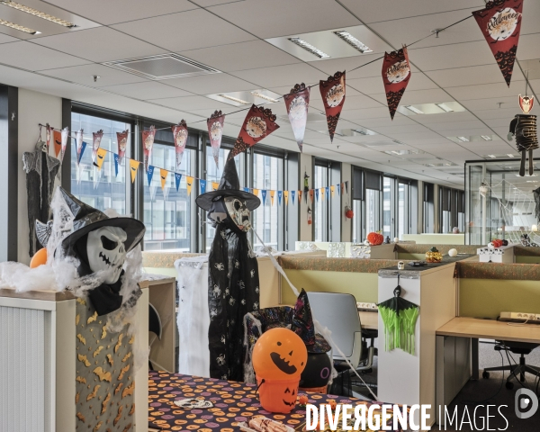 Siege social IBM France, decoration d’ Halloween de l’open space par les employes
