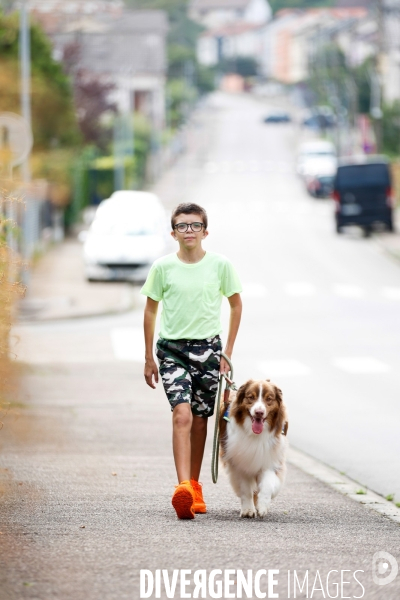 Rio chien d assistance couteurs et Axel 13 ans atteint de surdit