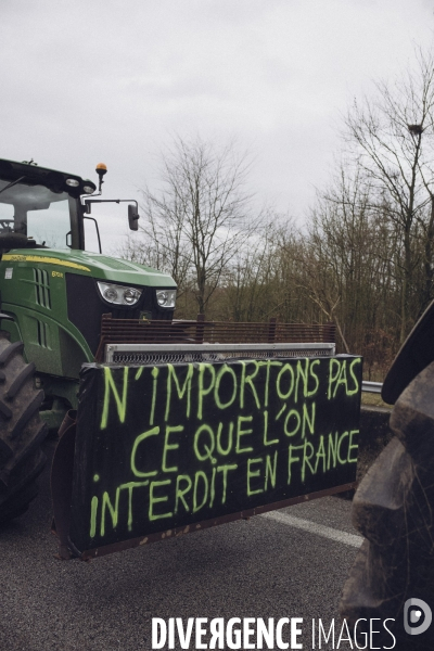 Blocage de l autoroute A16 par les agriculteurs