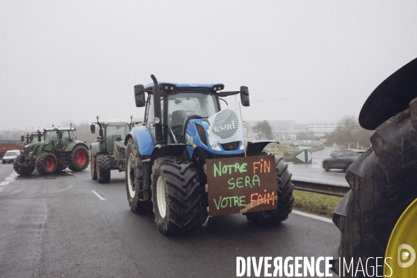 Blocage de la N118 par les agriculteurs