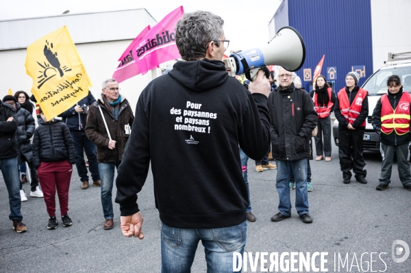 Action  caddy gratuit  au nord de Poitiers dans le cadre du mouvement de colère des agriculteurs