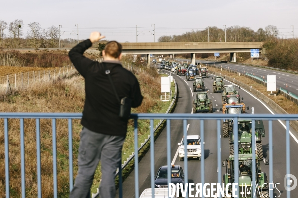 Blocage de l A1 aux portes de Paris par les agriculteurs