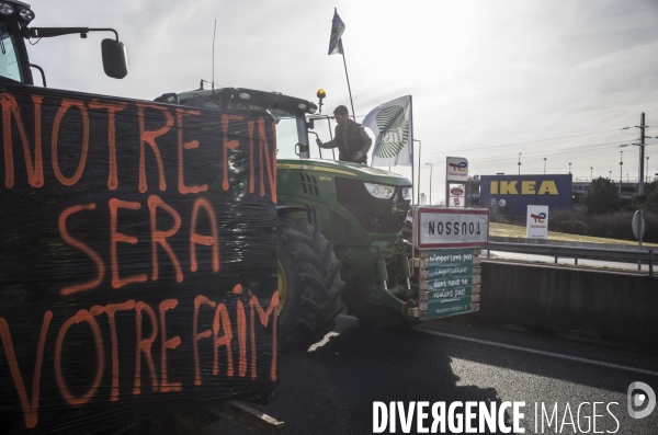 Blocage de l a6 a villabe par les agriculteurs, dans le cadre du blocage de paris.
