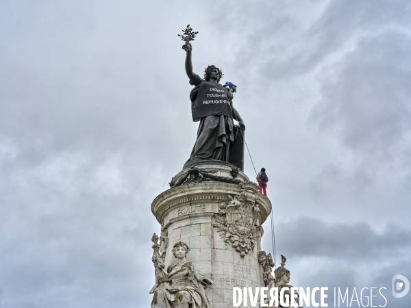 Banderole Statue de la Republique  Demain, tous-tes réfugié-es 