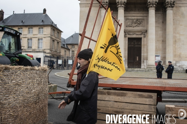 Action de la Confédération Paysanne devant la préfecture de Rouen.
