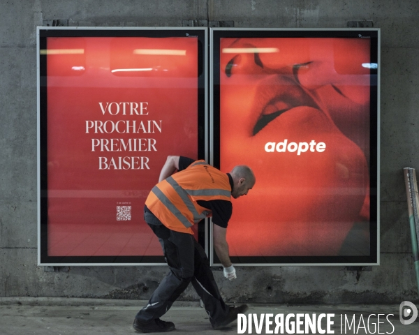 Gare TGV de Massy, affichage publicitaire sur un quai
