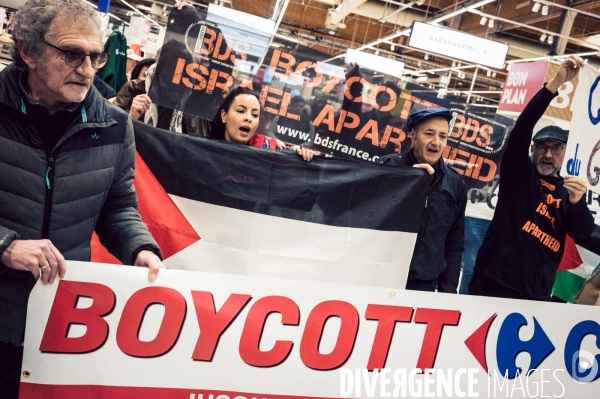 Action BDS Boycott Carrefour en soutien au peuple Palestien à Saint-Pierre-de-Corps (Indre-et-Loire) dans le cadre d une campagne d action nationale.