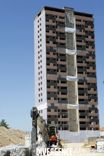 Implosion par foudroyage intégral des tours Genêt, Hortensia et Iris dans le cadre du plan de rénovation urbaine