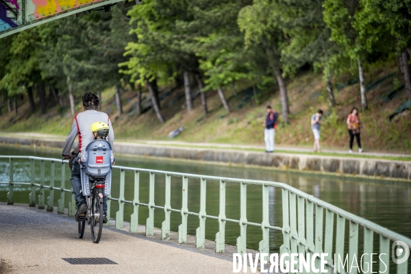 Activite sportive, urbanisation et promenade le long du canal de l Ourcq en Seine Saint Denis.