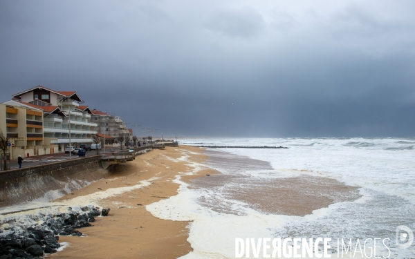 Les suites de la tempete Louis sur la cote Atlantique. The aftermath of storm Louis on the Atlantic coast