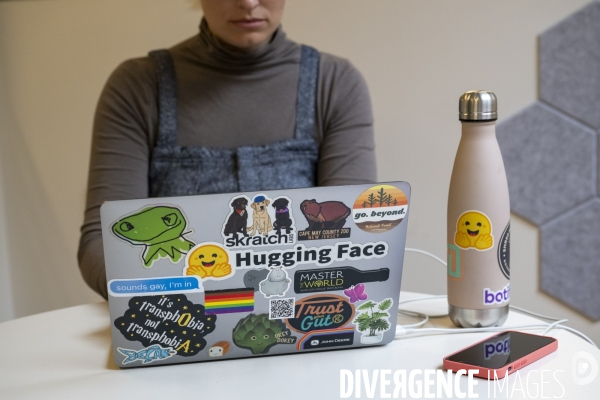 Dans les locaux parisiens de Hugging Face, start-up franco-américaine, actrice de l IA