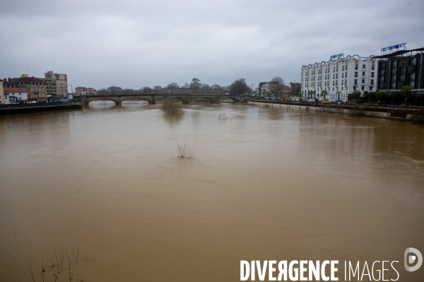 Le fleuve Adour en crue a Dax. River Adour in flood in Dax