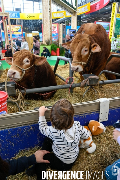 Salon de l Agriculture 2024. Les enfants viennent voir les animaux.