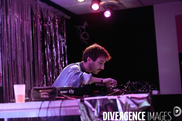 Le DJ Transterror, lors du lancement de la revue numéro 13 de La Déferlante, à Césure, à Paris, le 29 février 2024. 