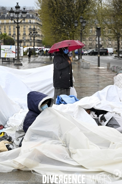 Un logement et des droits . Utopia 56 installe un groupe de SDF devant la Mairie de Paris.