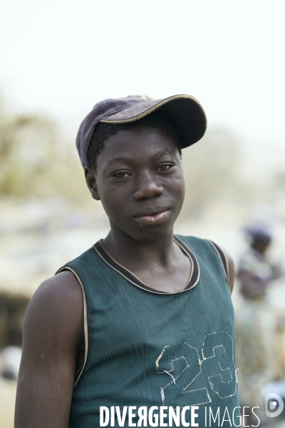 Portraits de jeunes orpailleurs dans un village clandestin situ dans la province du Houet au Burkina Faso.