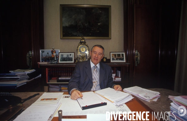 Mr Jacques Peyrat, senateur maire de Nice dans son bureau.