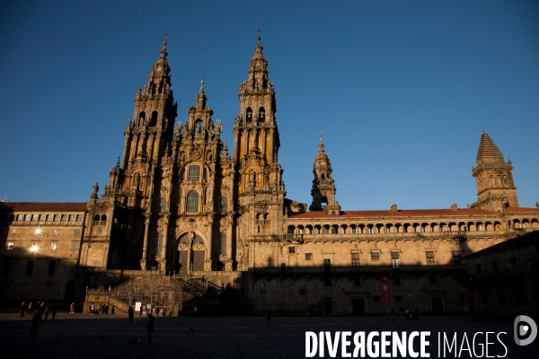 Les chemins de Saint-Jacques de Compostelle, l arrivée à la cathédrale de Santiago en Espagne