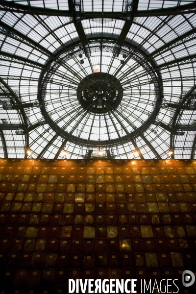 Une semaine de montage pour l installation de Christian Boltanski intitullée  PERSONNE   dans la nef du Grand Palais, dans le cadre de l exposition annuelle   Monumenta .