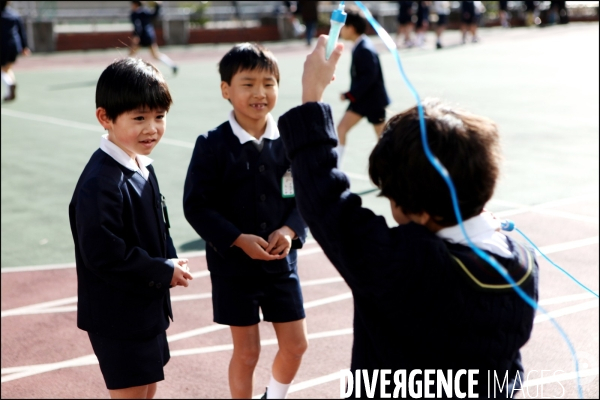 Ecoliers japonais jouant dans la cour / Children playing into a schoolyard