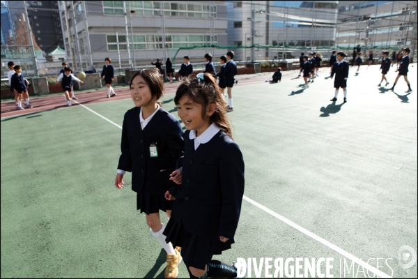 Ecoliers japonais jouant dans la cour / Children playing into a schoolyard