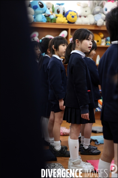 Ecoliers japonais dans leur classe / Children playing into a classroom