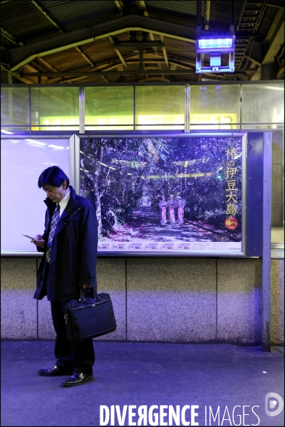 Lampes bleues anti-suicide dans le métro de Tokyo / Blue lights into the Tokyo s subway to reduce the suicide