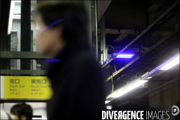 Lampes bleues anti-suicide dans le métro de Tokyo / Blue lights into the Tokyo s subway to reduce the suicide
