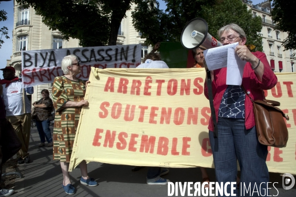 Les Camerounais de France protestent devant l Assemblée nationale contre la visite officielle du  dictateur  Paul BIYA.