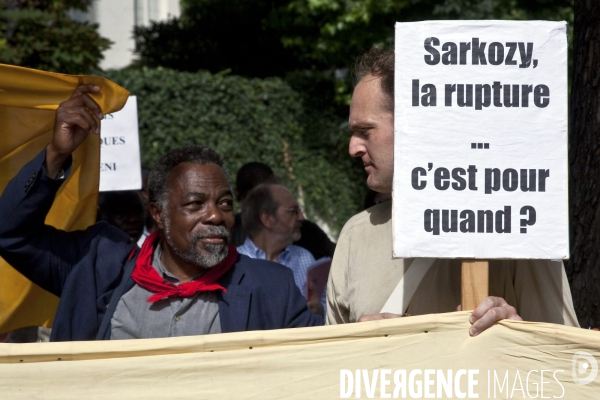 Les Camerounais de France protestent devant l Assemblée nationale contre la visite officielle du  dictateur  Paul BIYA.
