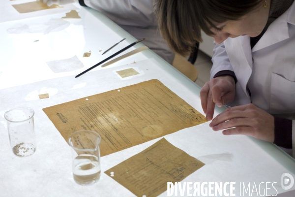 Le laboratoire de conservation du Musée d Auschwitz, spécialisé dans la préservation des objets, papiers et documents ainsi que des matériaux utilisés dans les batiments du camp.