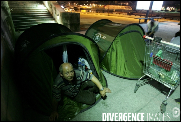 Médecins du Monde maraude dans les rues de Paris à la rencontre des SDF , qui vivent sous des toiles de tentes.